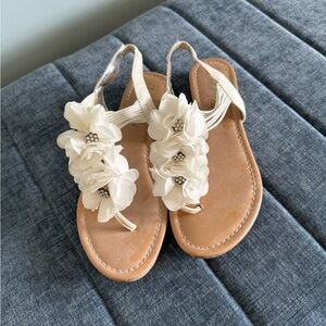 White Sandals with fabric flowers